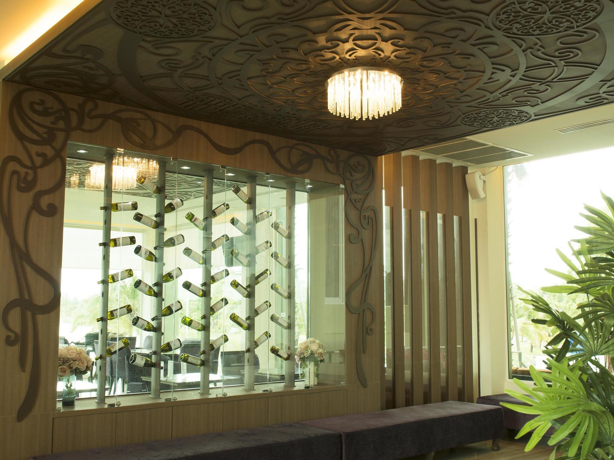 The Beverly Hills Hotel Nakhonratchasima Eksteriør billede
