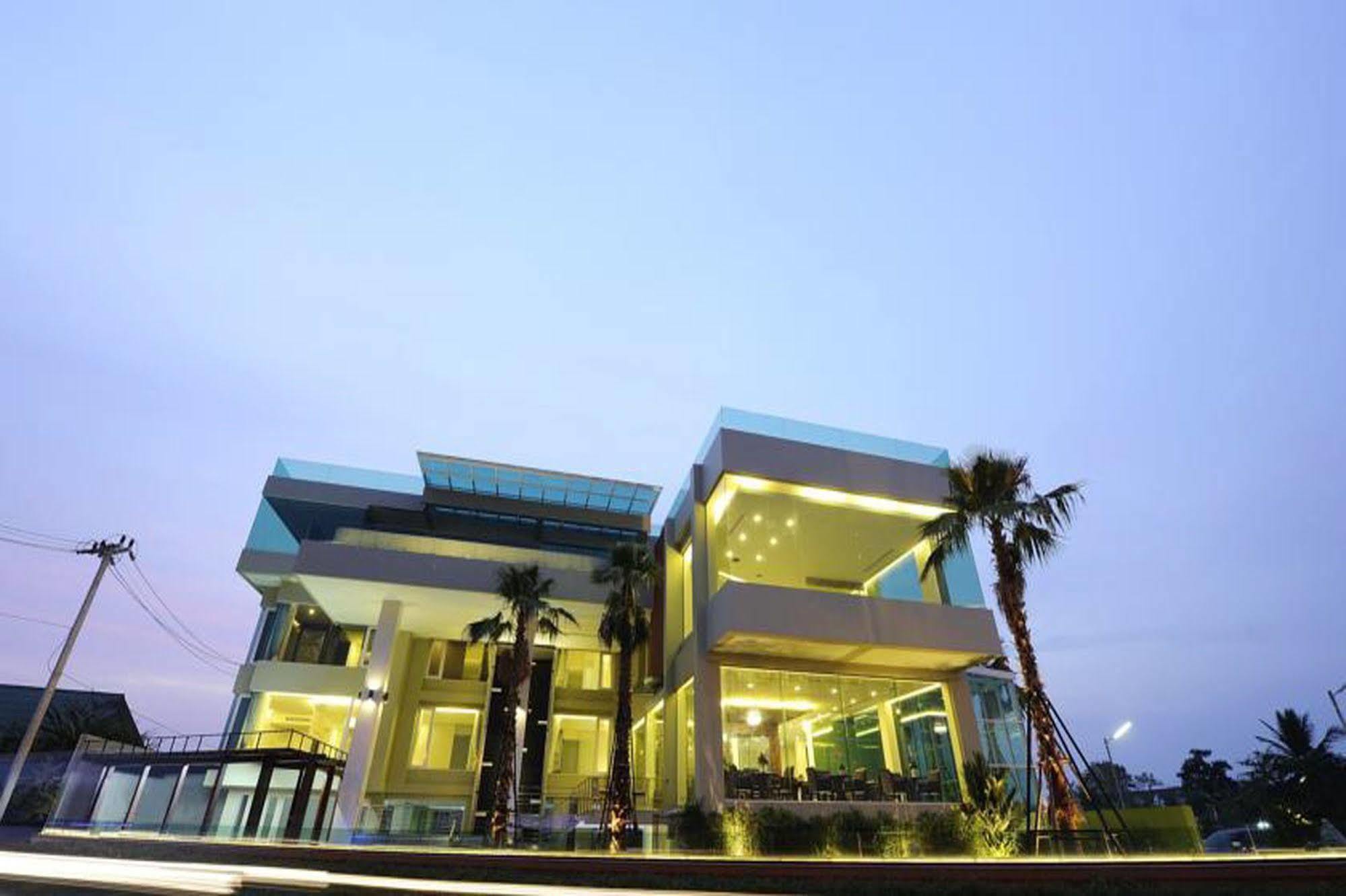 The Beverly Hills Hotel Nakhonratchasima Eksteriør billede