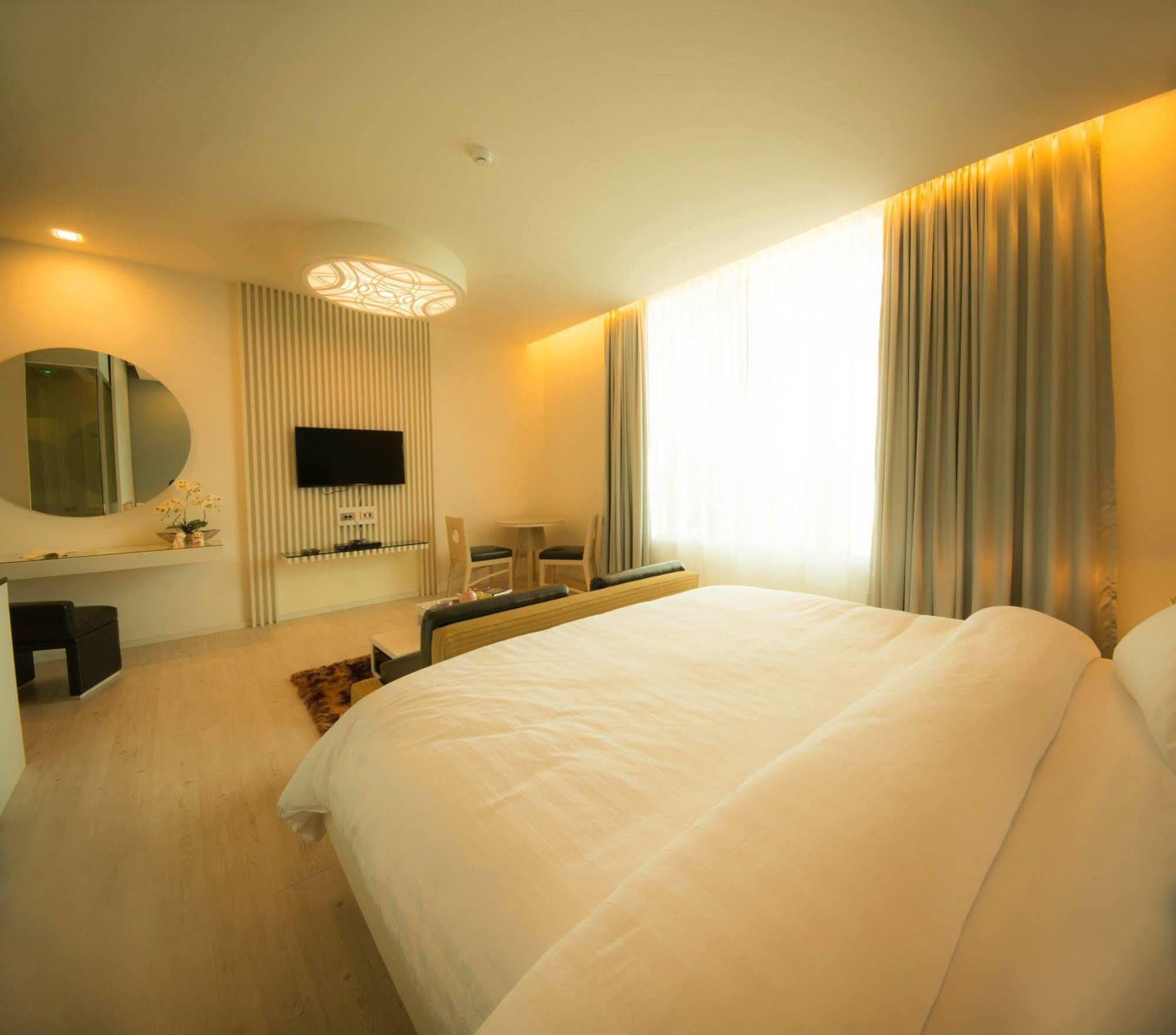 The Beverly Hills Hotel Nakhonratchasima Eksteriør billede