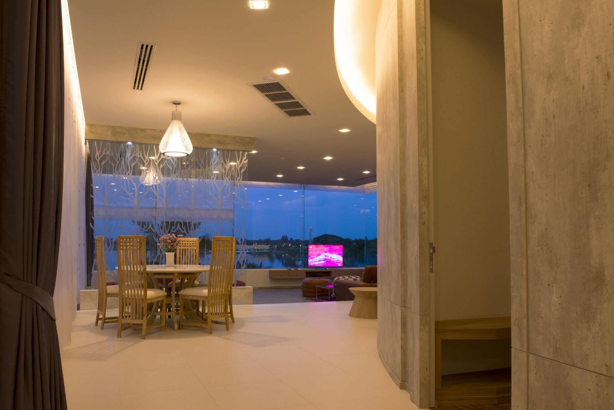 The Beverly Hills Hotel Nakhonratchasima Eksteriør billede