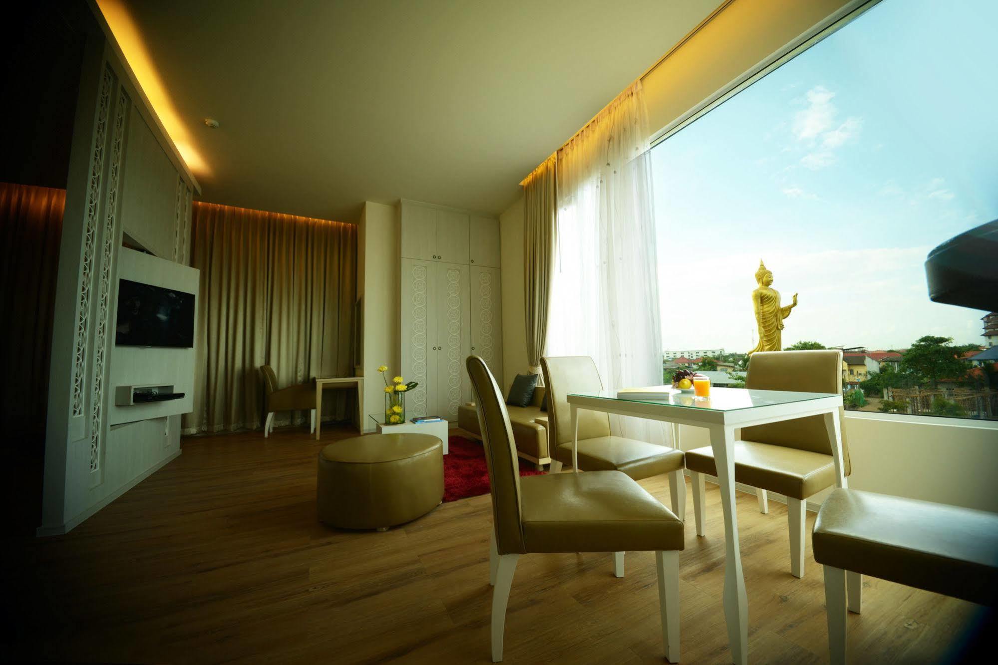 The Beverly Hills Hotel Nakhonratchasima Eksteriør billede