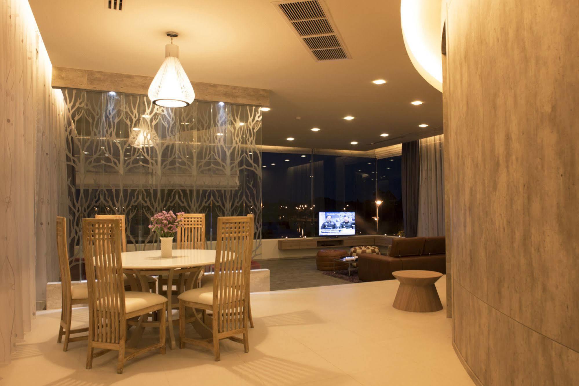 The Beverly Hills Hotel Nakhonratchasima Eksteriør billede