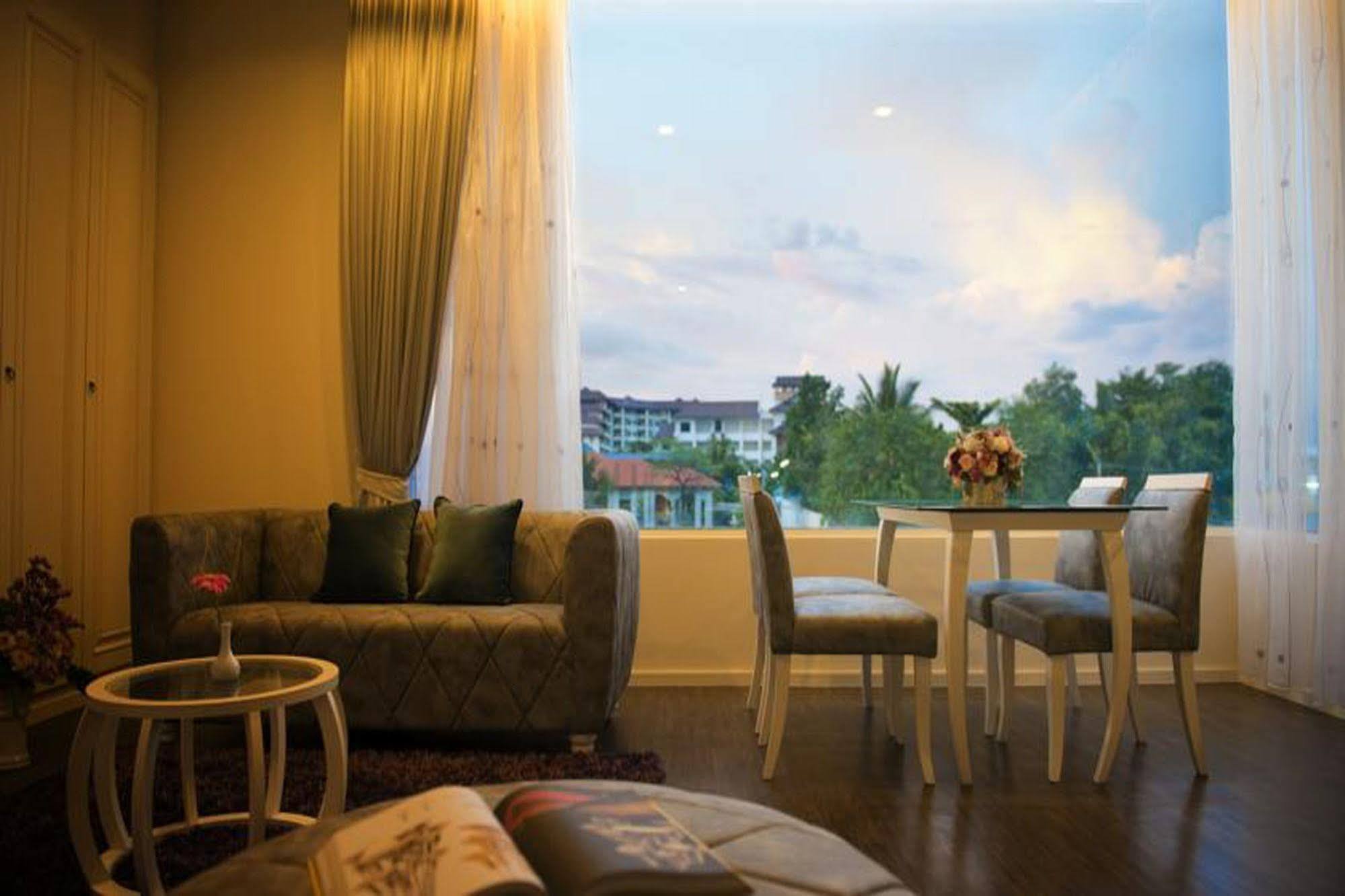 The Beverly Hills Hotel Nakhonratchasima Eksteriør billede